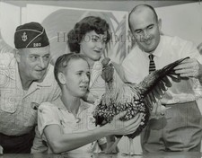 1955 Press Photo Lamar Walker and Club leaders admiring a Silver Laced Wyandotte