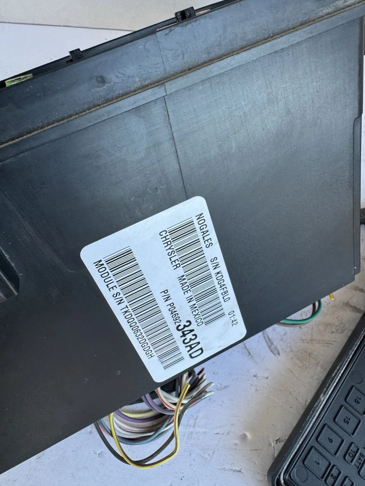 04692343AD Jeep 2011 2014 Patriot Compass caja de fusibles bahía de motor 2012 2013 OEM O53 Foto 3 de 4