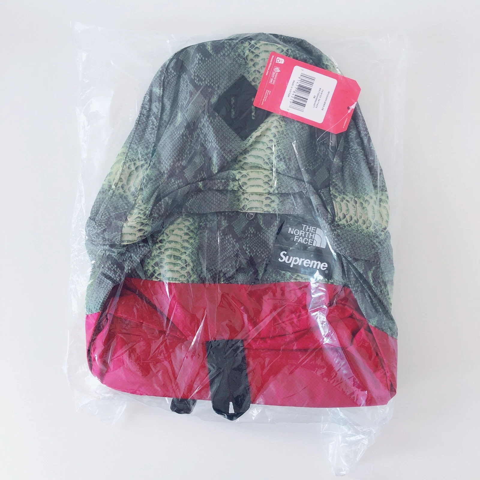 SUPREME THE NORTH FACE SNAKESKIN LIGHTWEIGHT DAY PACK VERT NEUF SS18 EN MAIN