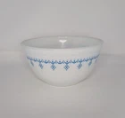 Vintage 1970s Pyrex Snowflake Garland  Mixing Bowl #402  1 1/2 Quart