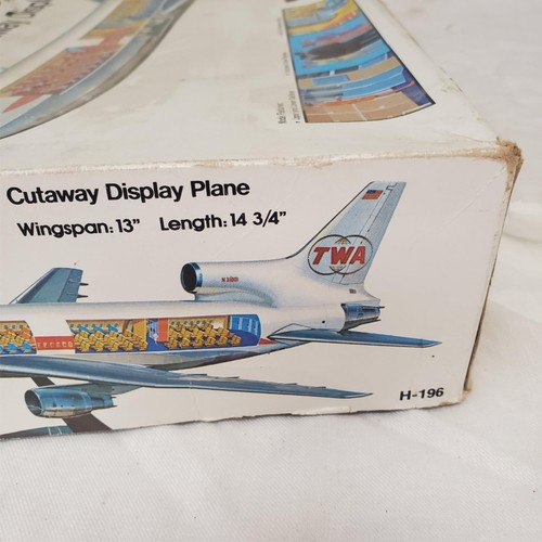 Revell Tristar L-1011 Cutaway Display plane - Picture 6 of 10