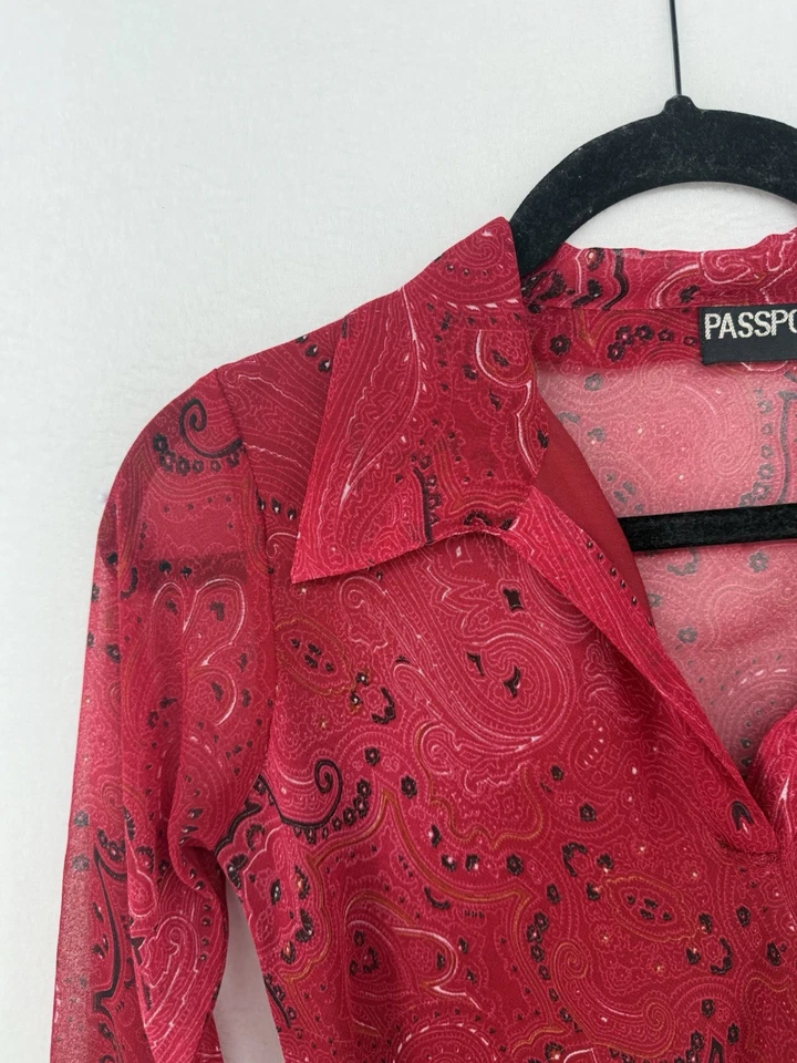 PASSPORT ~ M 码 ~ 复古 90 年代末 Y2K 红色佩斯利 V 领套衫衬衫 — 第 2/4 张图片