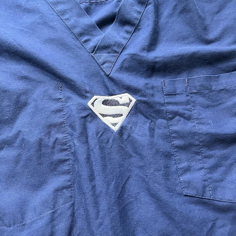 Blusa Médica Scrub Zone by Landau Azul Marino Cuello en V Superman New Yorkies Y2k Talla S Foto 2 de 4