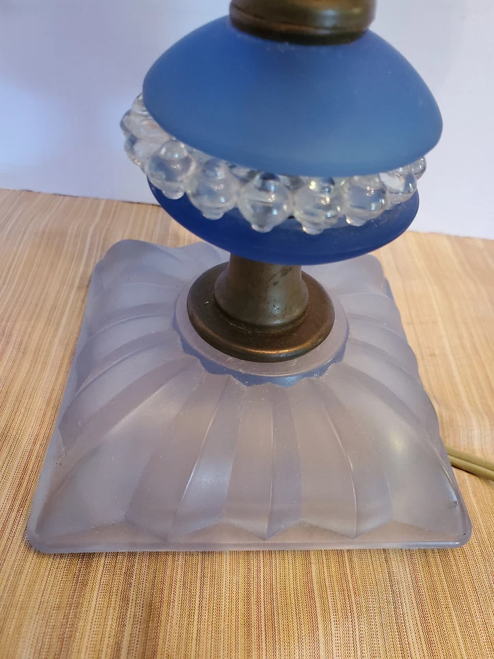 Vintage blue & white  glass table Lamp beaded  pattern and scalloped glass shade - Image 4 of 4