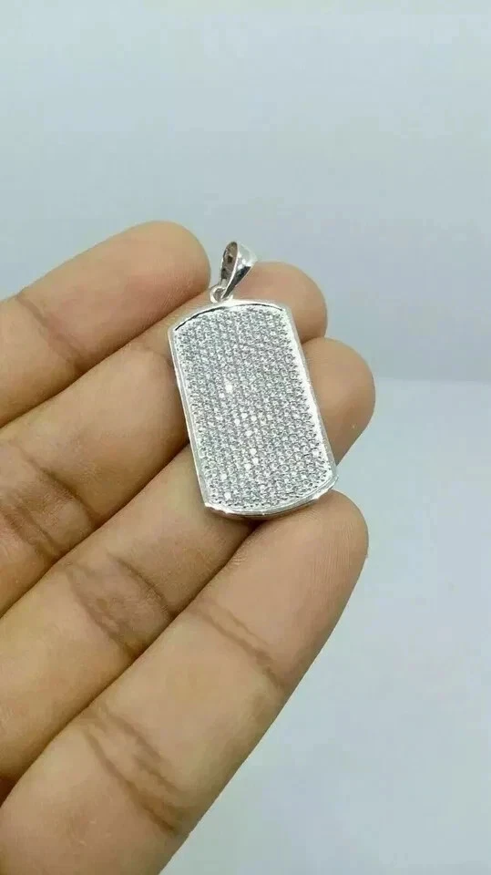 Colgante con etiqueta de perro de diamante de corte redondo de 3,00 quilates enchapado en oro blanco de 14 k para hombre Foto 3 de 4