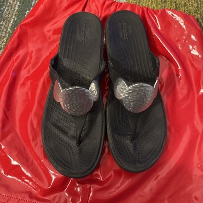 Womens Crocs Sanrah Silver Hammered Medallion Black Flip Flops Sandals Size 10 W