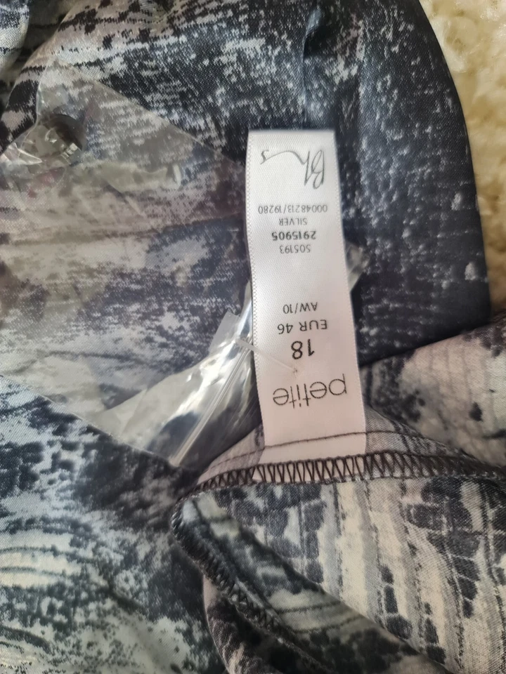 Ladies lovely ,grey,silver rhinestone satin party blouse Size 16-18 petite. New - Image 4 of 4