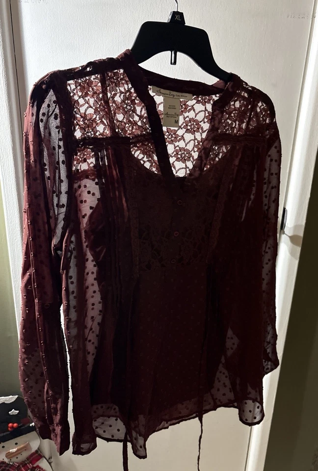 Camisa transparente American Rag para mujer talla M encaje espalda abotonada lazo trasero Foto 2 de 4