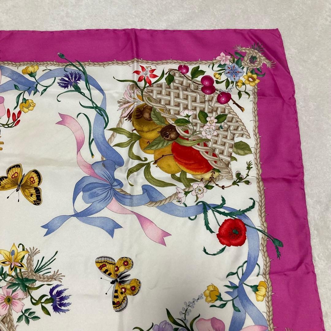 GUCCI 100% Silk Large Scarf Made in Italy　86cm x 86cm thumbnail 5