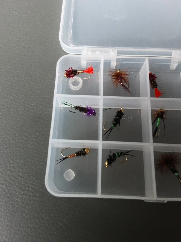 Fliegenfischen: 12 Handgebundene Fliegen/Nymphen mit Box - Bild 2 von 4