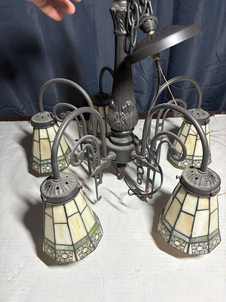 Lámpara de araña Chloe Lighting Belle Tiffany Mission de 5 luces Foto 2 de 4