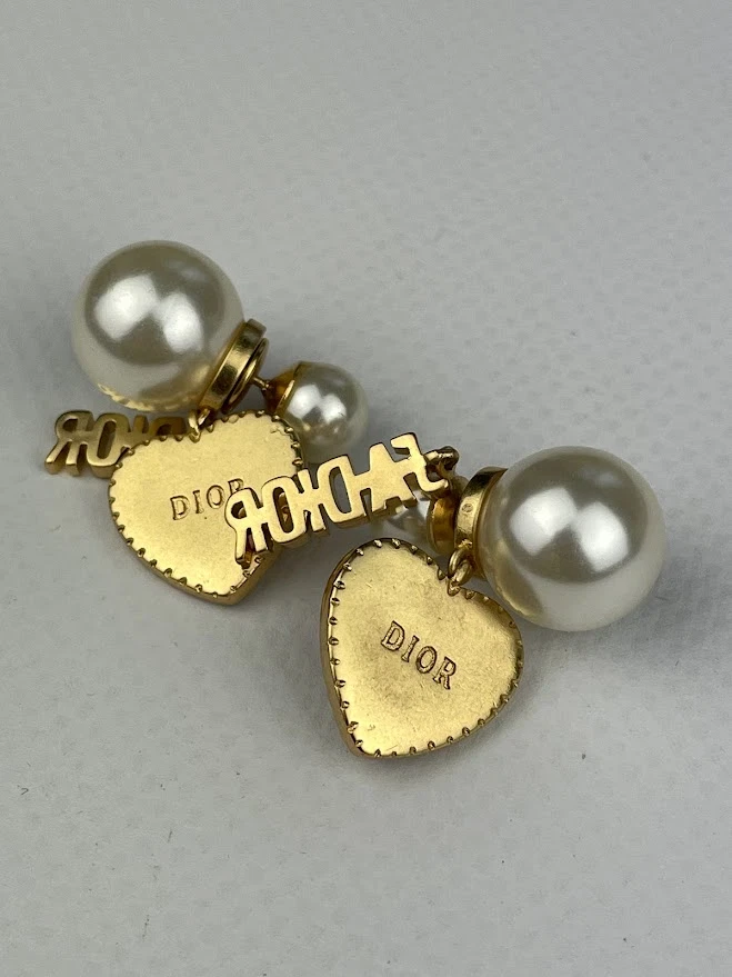 Boucles d'oreilles pendantes classiques Dior plaqué or classique forme coeur bijou ancien
