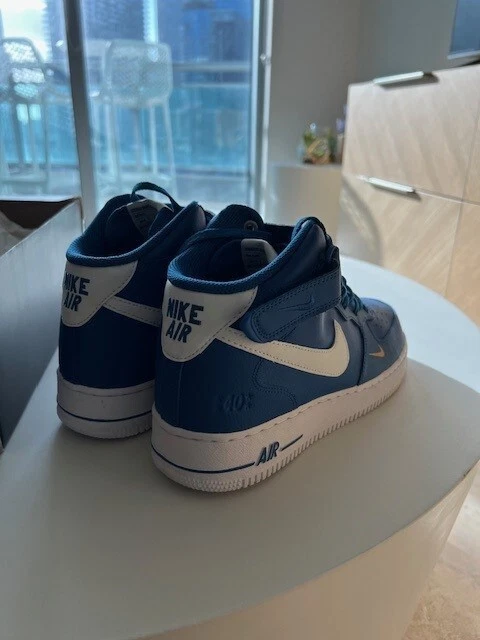 Preços baixos em Nike Air Force 1 '07 LV8 Mid 40th Anniversary