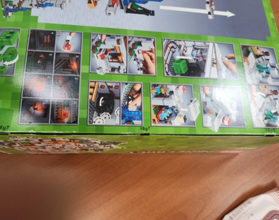 LEGO Minecraft L'Avamposto della Spada Giocattolo da Costruire con Figure di Creeper, Soldato