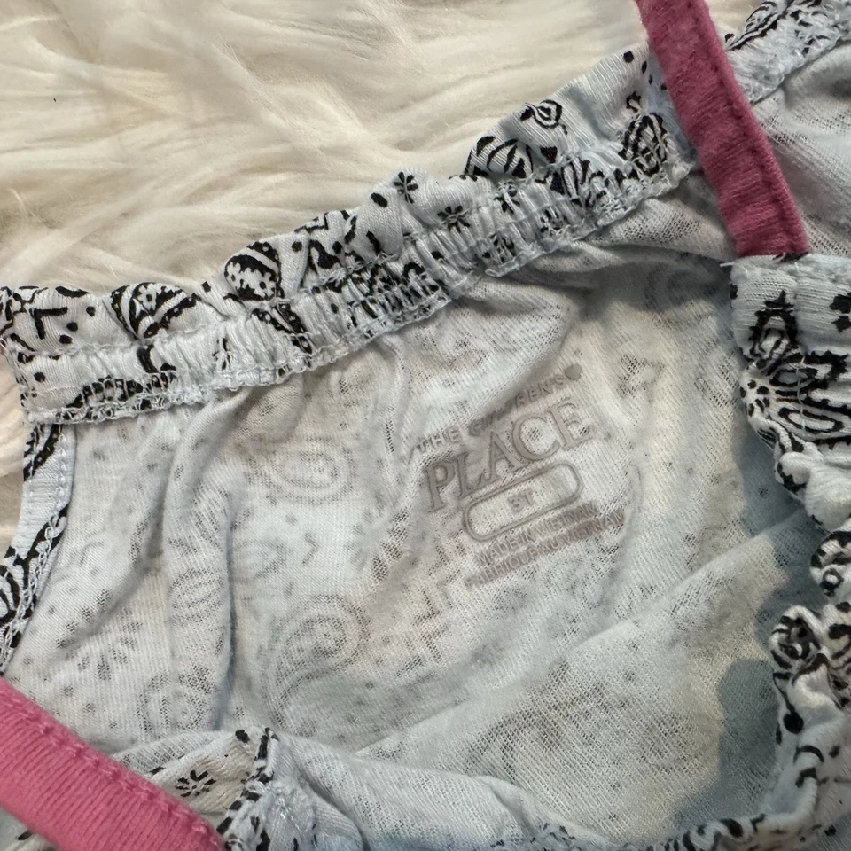 Conjunto de camiseta sin mangas y pantalones cortos con estampado de bandana 5T de The Children’s Place para niñas  Foto 3 de 4