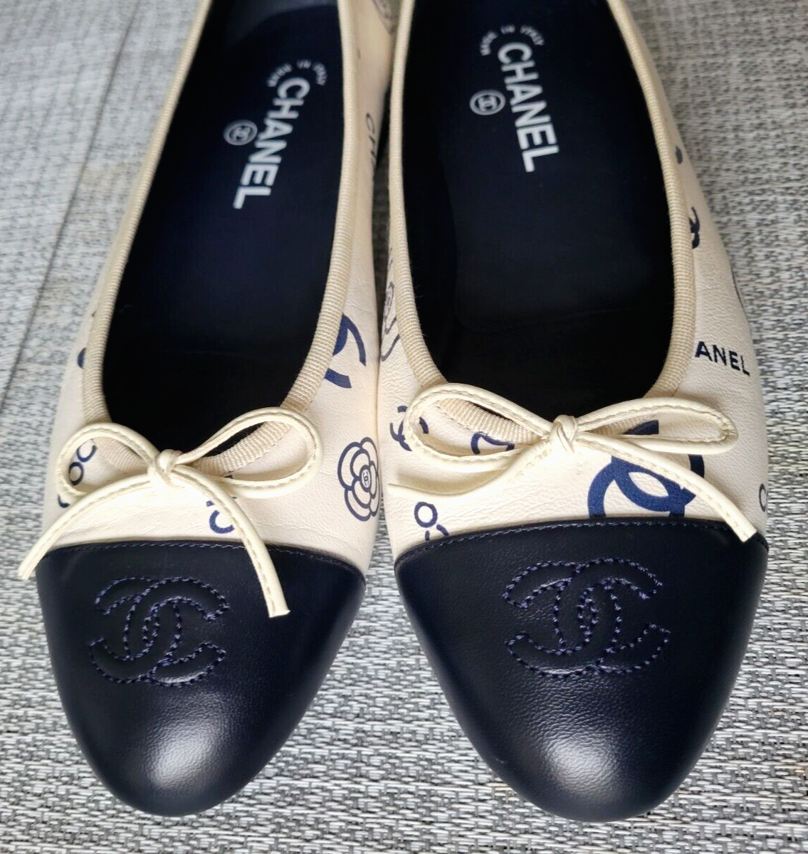 AUTH 23P NWB CHANEL WHITE/NAVY BLUE CC COCO LOGO CAP TOE