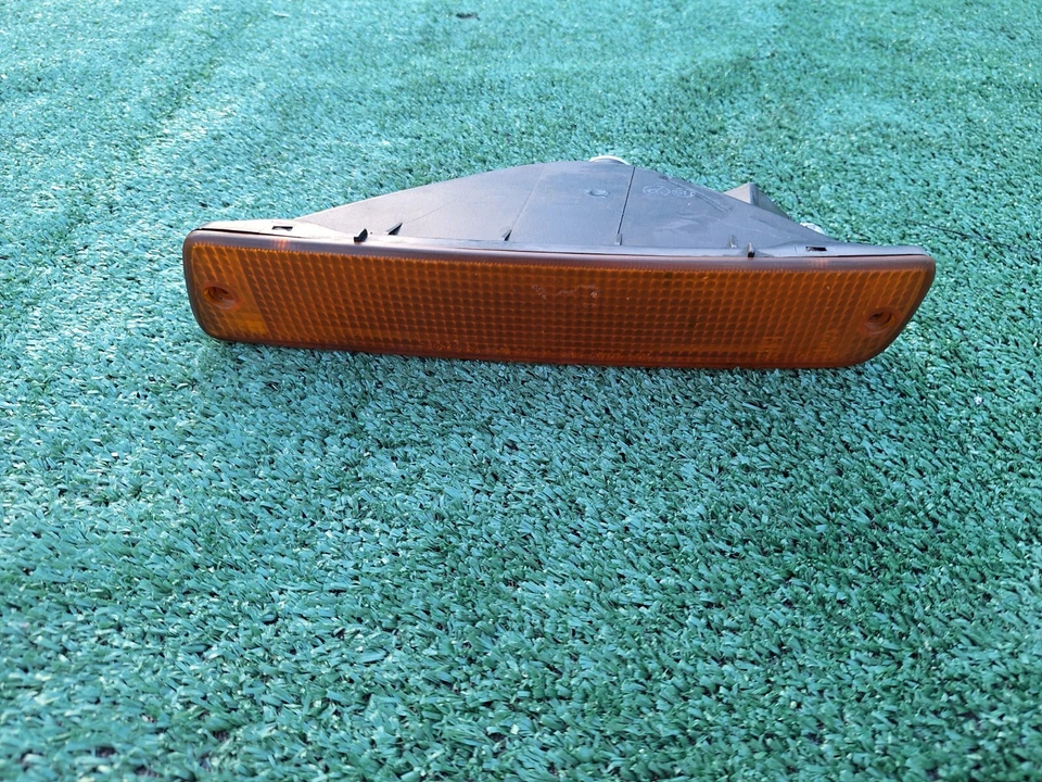 1993-1997 Toyota Land Cruiser Left Driver Bumper Turn Signal Marker Light OEM - Image 2 of 4