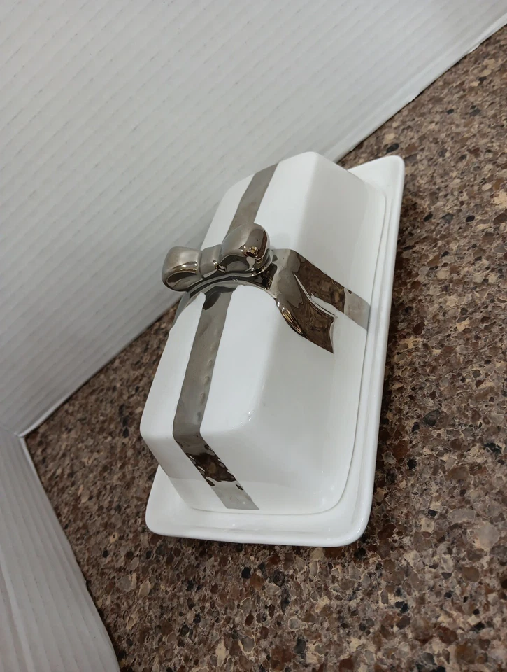 Cynthia Rowley Ceramic Butter Dish White with Silver Bow Handle - Image 4 of 4