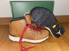 DANNER MENS WATERPROOF MOUNTAIN 600 HIKING BOOTS SIZE 9.5 NWB 230