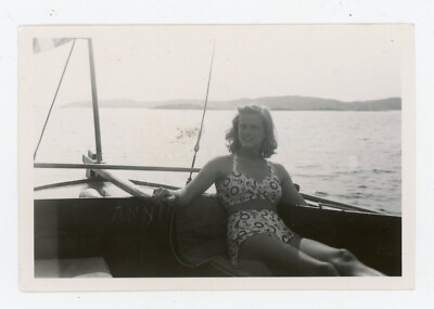 FOTO SNAPSHOT, eine junge Frau im Badeanzug an der Bar eines Segelbootes