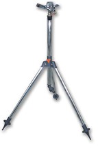 Pulsating Lawn Sprinkler on Tripod – Adjustable Water Pattern & Distance