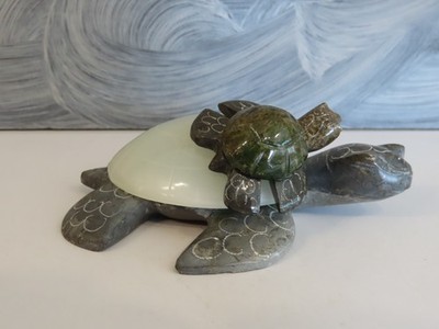 Schildkröte & Baby aus Marmorstein geschnitzt.