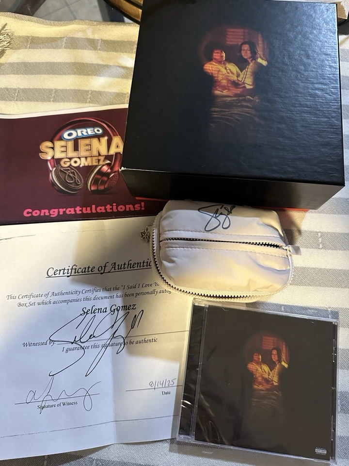 Selena Gomez "I SAID I LOVE YOU FIRST" SIGNED LIMITED EDITION CD BOX SET - Imagem 2 de 2