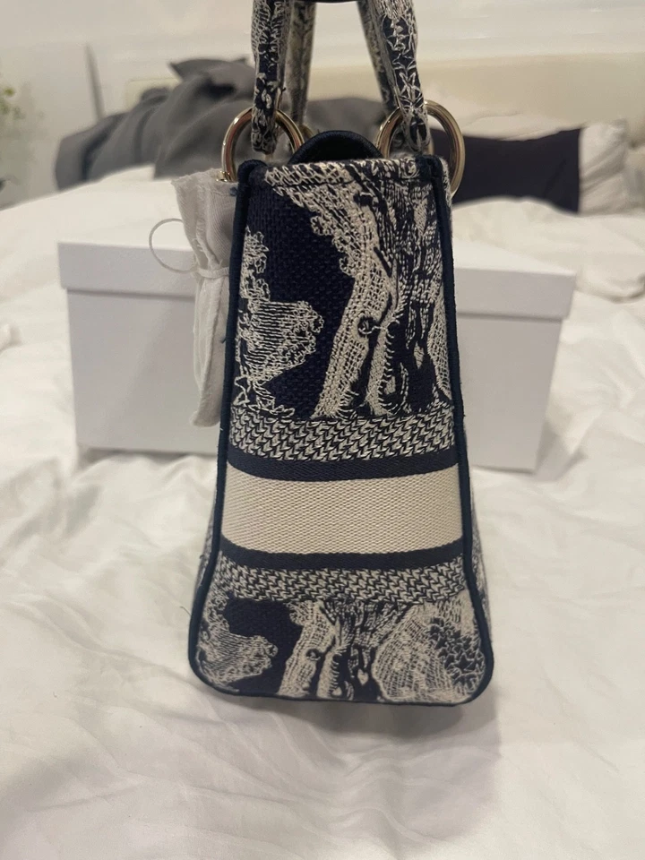 Medium Lady D-Lite Bag Blue Toile de Jouy Reverse Embroidery - Image 3 of 4