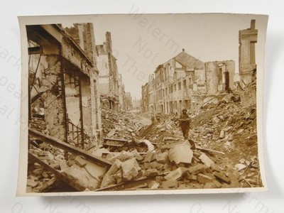 WWII Amerikanischer Soldat Koblenz Deutschland Wrack Straßenruine 1945 Foto