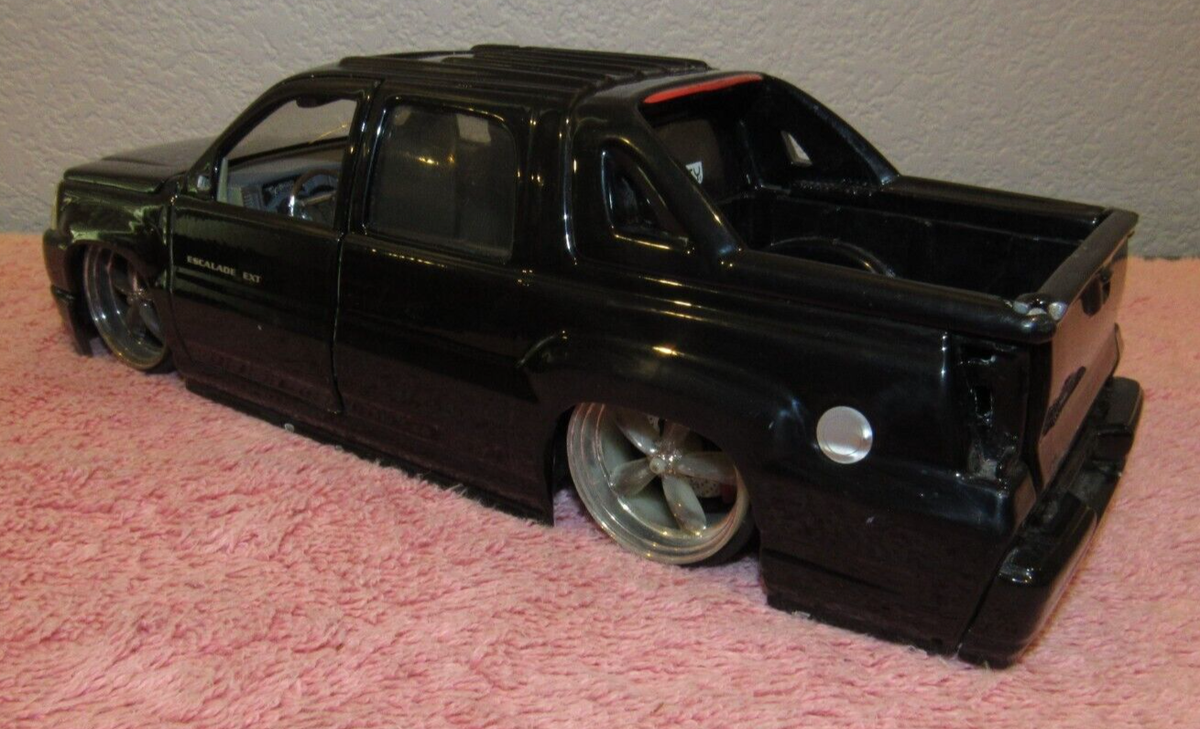 READ DESCRIPTION 2002 Cadillac Escalade 1:24 Scale Diecast Car