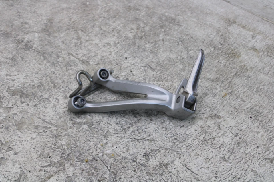 01 02 Clavija de pasajero izquierda Suzuki GSXR1000 GSXR 1000 OEM 43700-35F00 L17 Foto 3 de 4