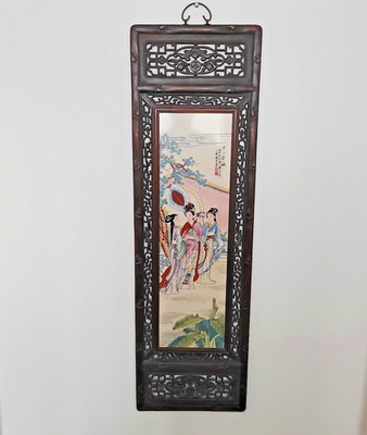Chinesisches Holz Porzellan Wandbehang Plakette bemalt Famille Rose 119 cm lang