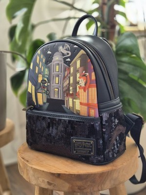 Loungefly Mini Rucksack- Harry Potter Winkelgasse bei Nacht
