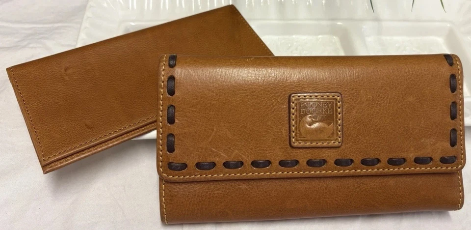 Cartera sin asas Dooney Bourke de cuero florentino marrón natural DB-02 Foto 3 de 4