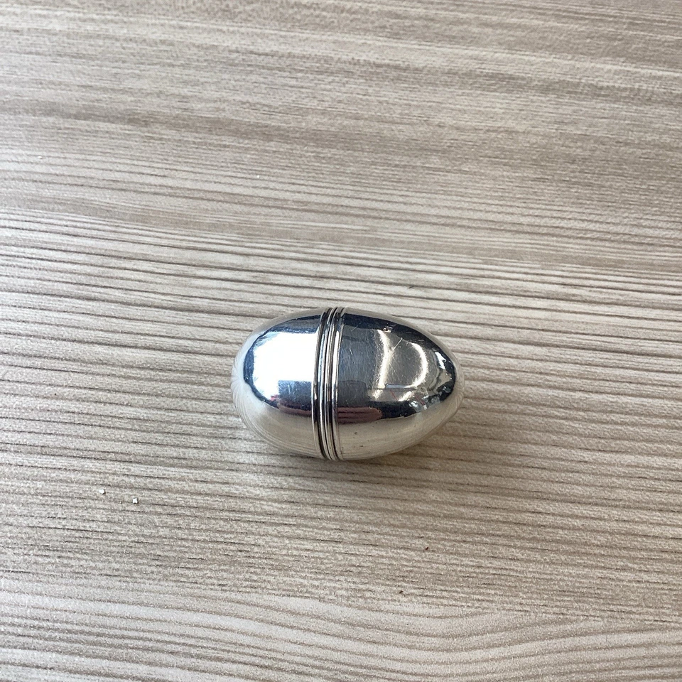 Antiguo rallador de nuez moscada georgiano del siglo XVIII de plata maciza en forma de huevo Londres 1792 Foto 3 de 4