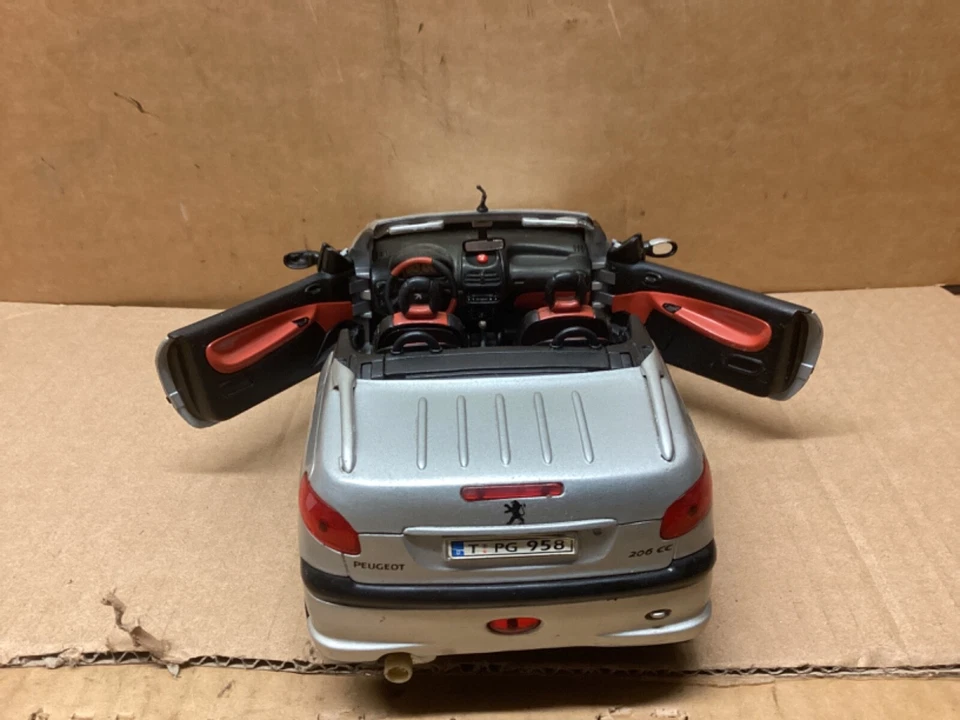 Coche modelo diecast Peugeot 206 CC 2001 plata 1:18 Foto 3 de 4