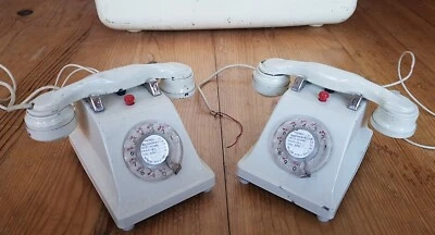 Deux anciens téléphones en tôle, jouet d'enfant - Photo 1/4