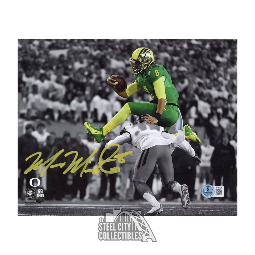 Marcus Mariota Autographed Signed Oregon 8x10 Football Photo - BAS (Hurdle) 
