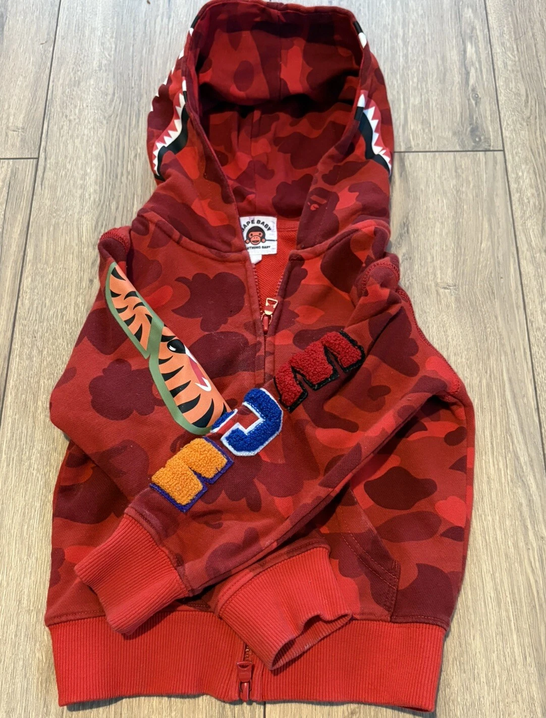 A BATHING APE (BAPE) Felpa con cappuccio BAPE A Bathing Ape bambino ragazzo ragazza taglia 90 rossa logo mimetico