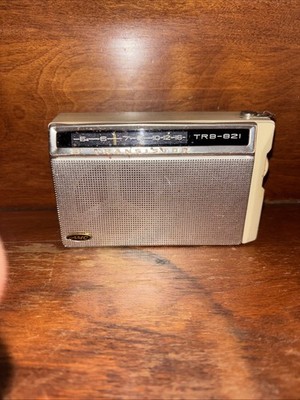 AMC TRB-821 8 Transistor Radio Cream Colored Fuji Denki Seizo K.K. Japan