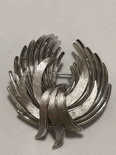 Beautiful Vintage Crown TRIFARI Brooch - Picture 2 of 10