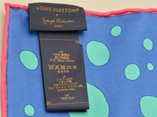タイムセール0時まで⭐︎LOUIS VUITTON 100%カシミヤ パープル LOUIS VUITTON LV×YK Carre 90 Pumpkin Blue Scarf Yayoi Kusama