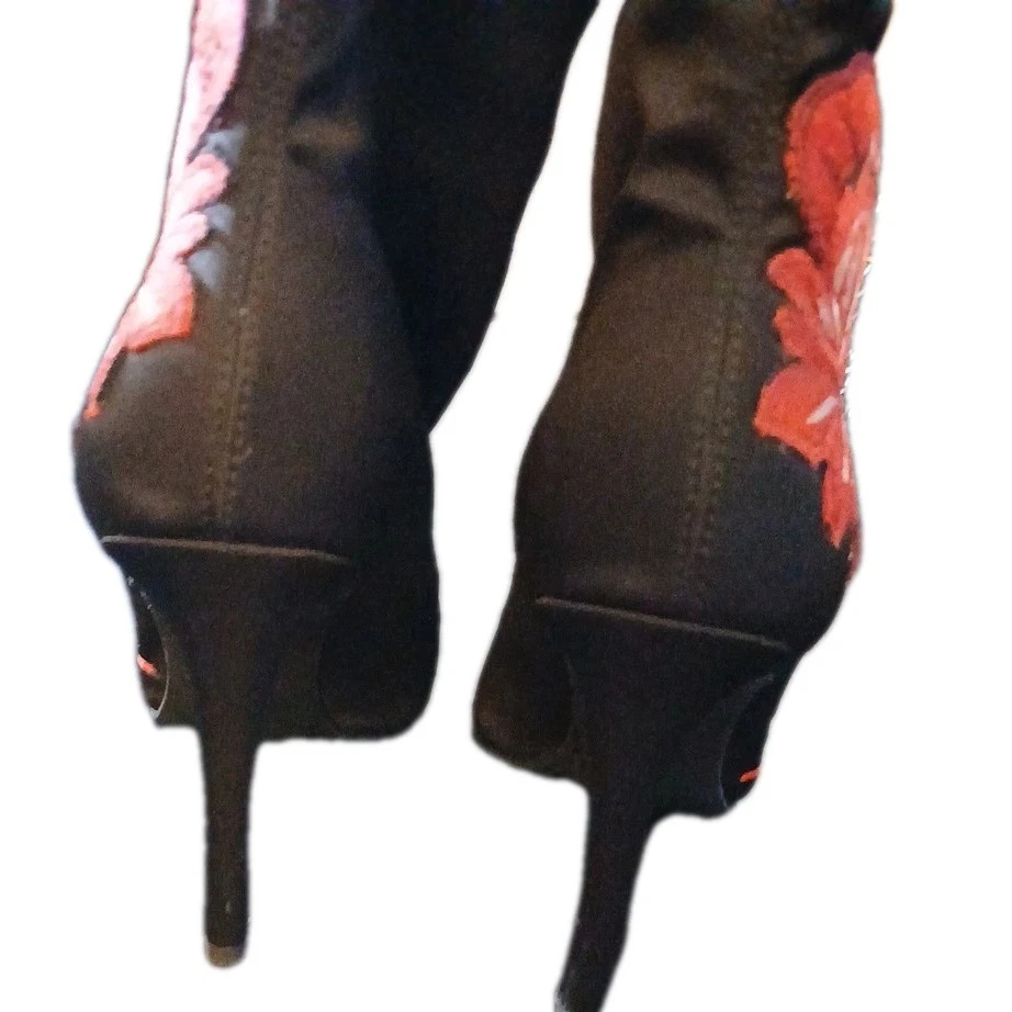 Botín Jessica Simpson de tela negro con rosas rojas bordadas Foto 3 de 4