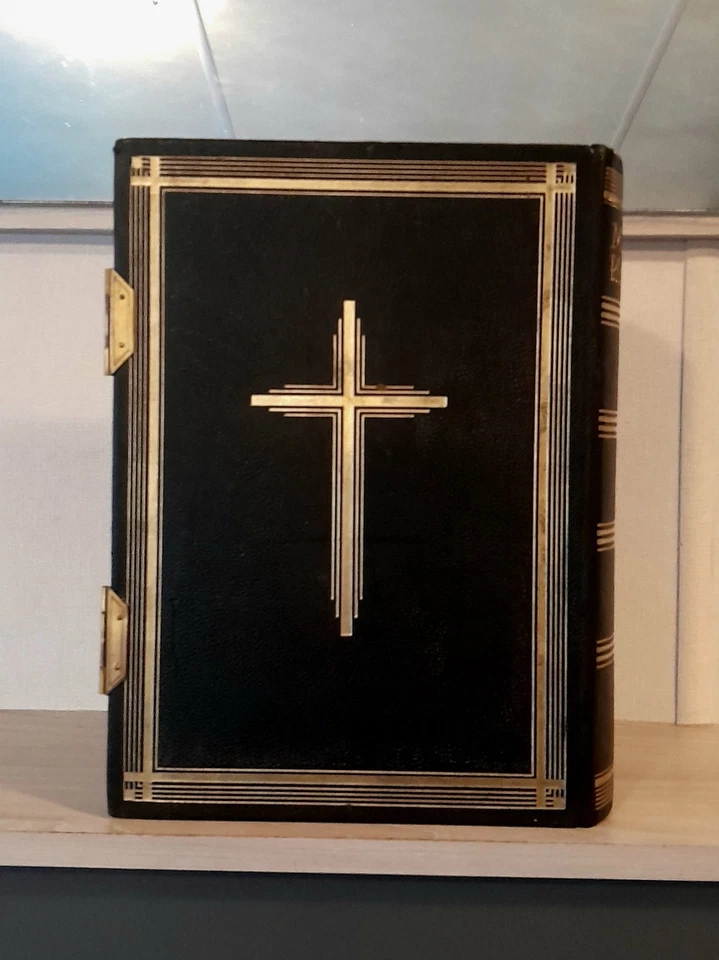 LARGE ANTIQUE ROMAN CATHOLIC MISSAL WITH BRASS CLASPS, ILLUSTRATED - Image 4 of 4