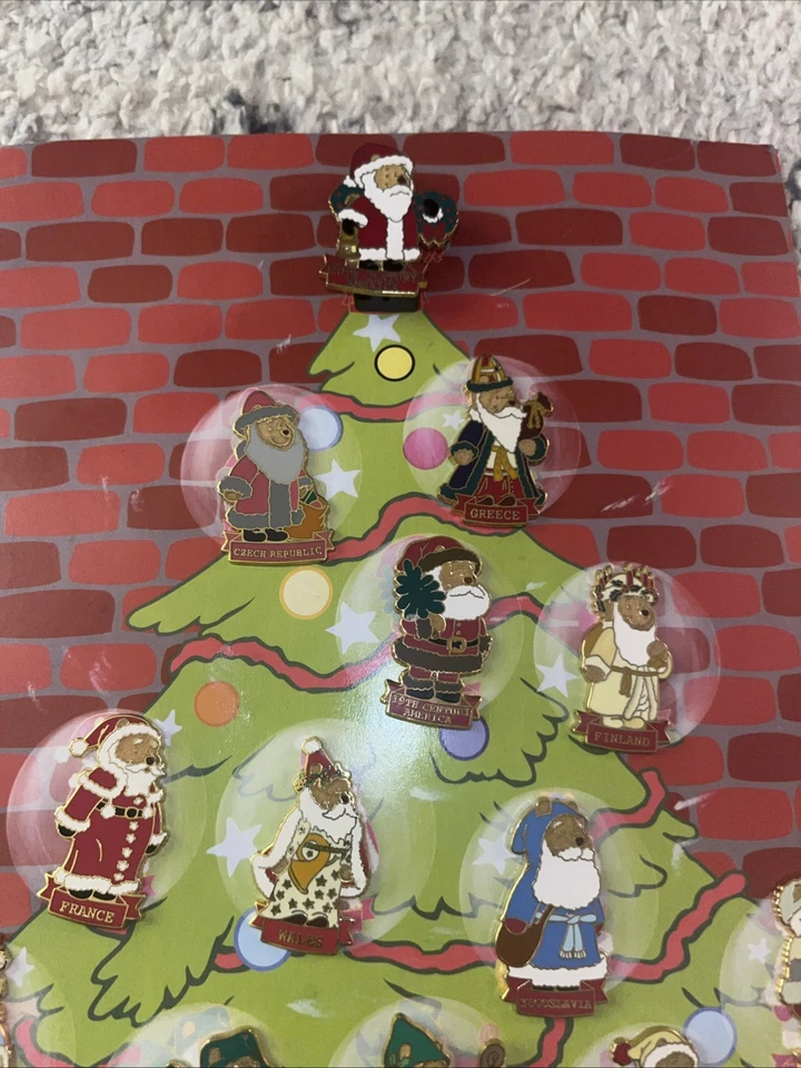 DISNEY STORE POOH SANTAS AROUND THE WORLD 13 PIN SET On Card - Image 4 of 4