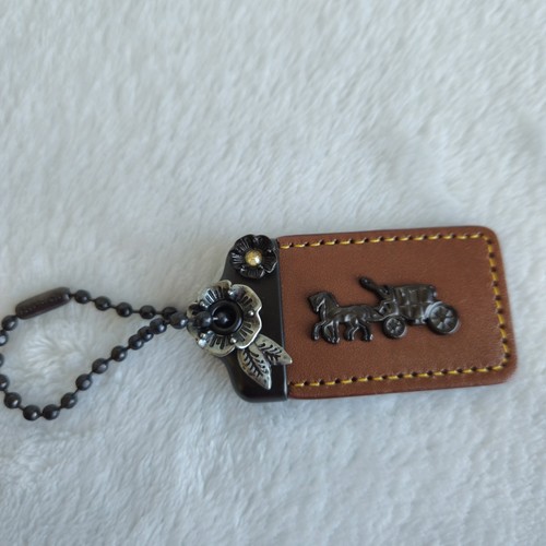 小物 COACH 1941 Horse carriage charm Large COACH 1941 Bag Hang Tag Leather-Horse & Carriage Bag … - Gem
