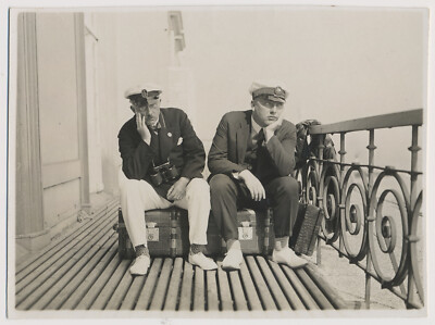 zwei Männer vor Abreise von Amrum 1929 - Tourismus Humor - altes Foto 1920er