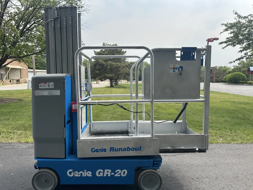 2017 COMPACT GENIE GR-20 COMPACT RUNABOUT PERSONNEL MANLIFT VERTICAL GENIE LIFT - Image 2 of 4