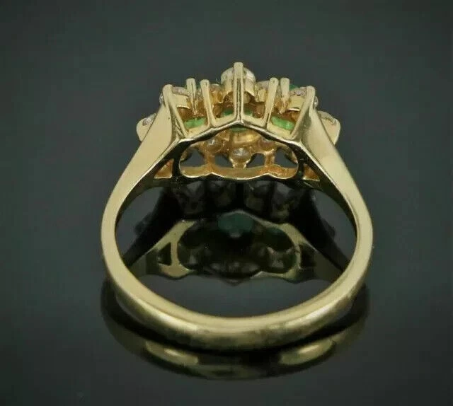 Anillo de mujer con racimo de esmeraldas creado en laboratorio de corte redondo de 2 quilates enchapado en oro amarillo de 14 k Foto 3 de 4