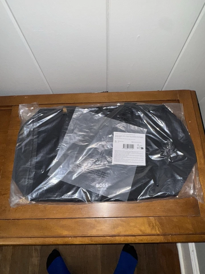 Nuevo—Bolso de fin de semana Boss para hombre, 22,8 L X 12,5 W…  Foto 2 de 4